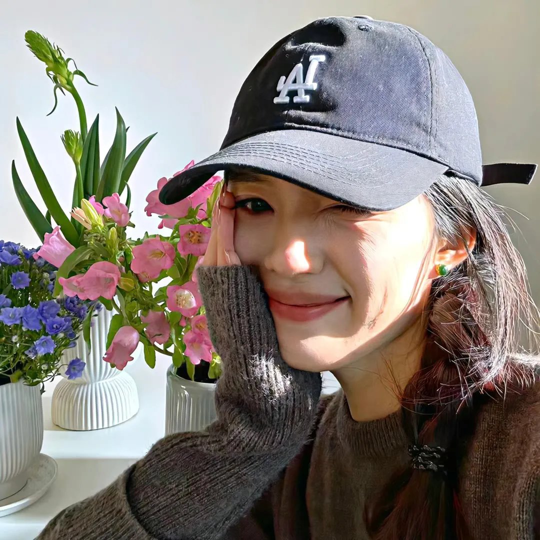 四个孩子走进银行封面